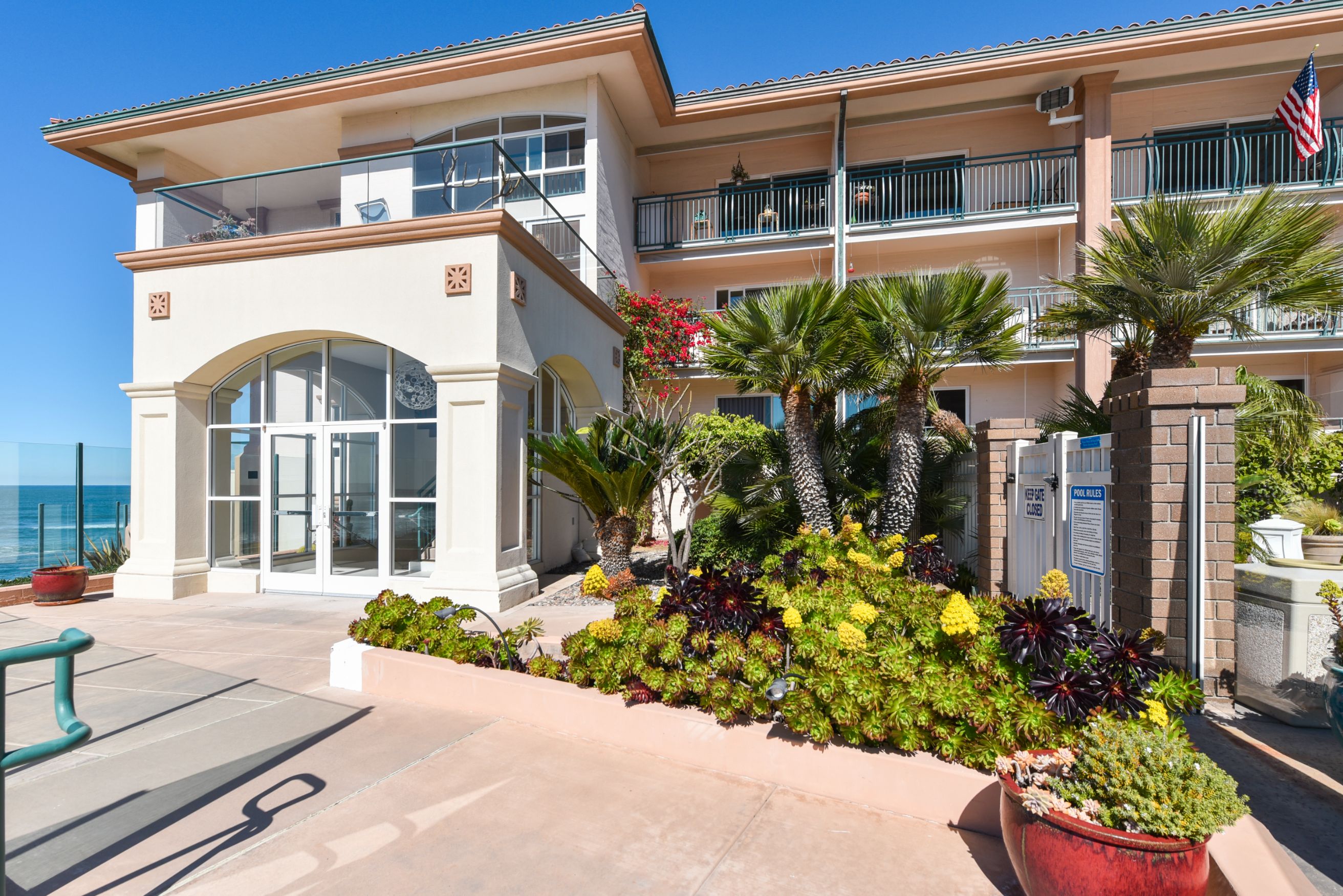 Front entrance to White Sands La Jolla